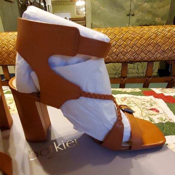 SHOES - Picture 3 of 8